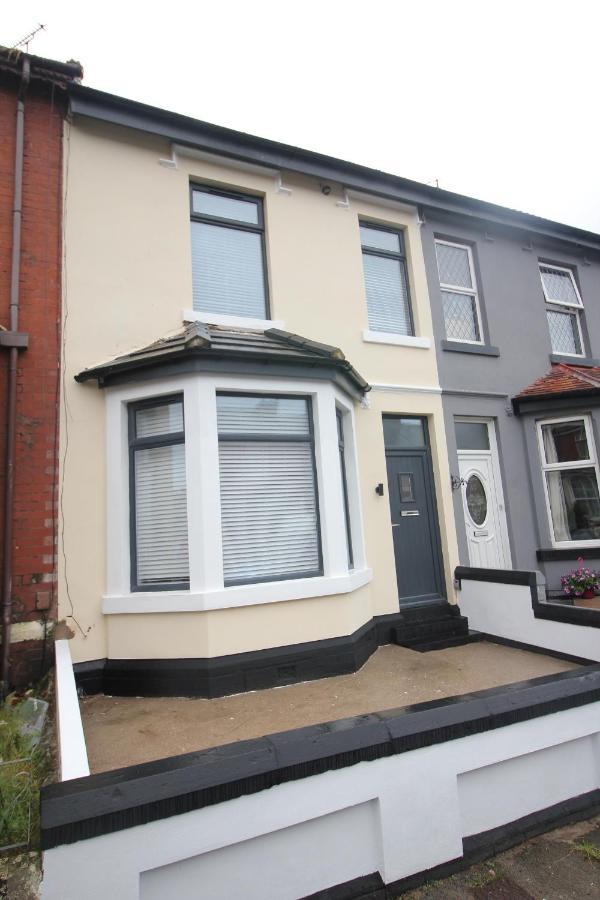 Holiday home Media Manor - Fully Refurbished In 2022 - Large 6 Bedrooms, 3 Bathrooms Media Games