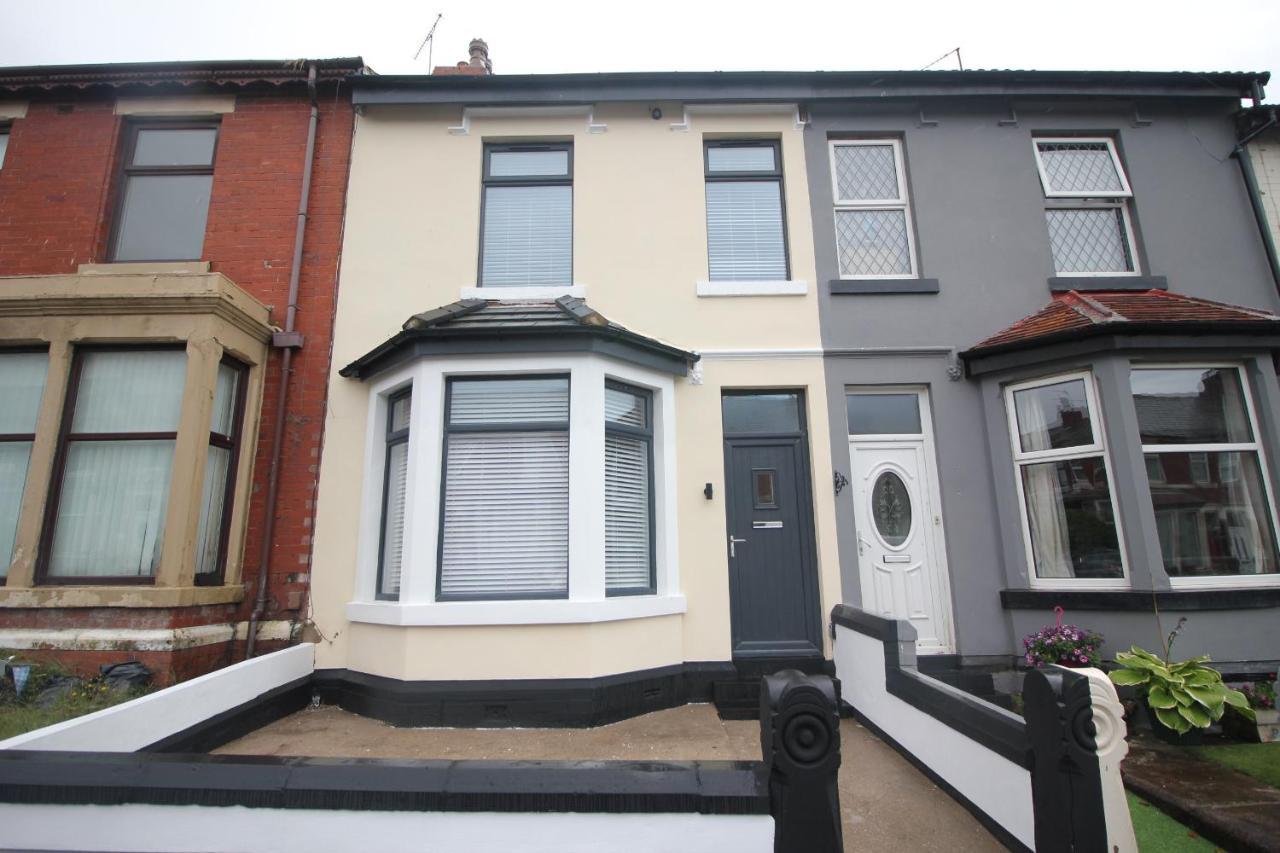 Media Manor - Fully Refurbished In 2022 - Large 6 Bedrooms, 3 Bathrooms Media Games Holiday home Blackpool