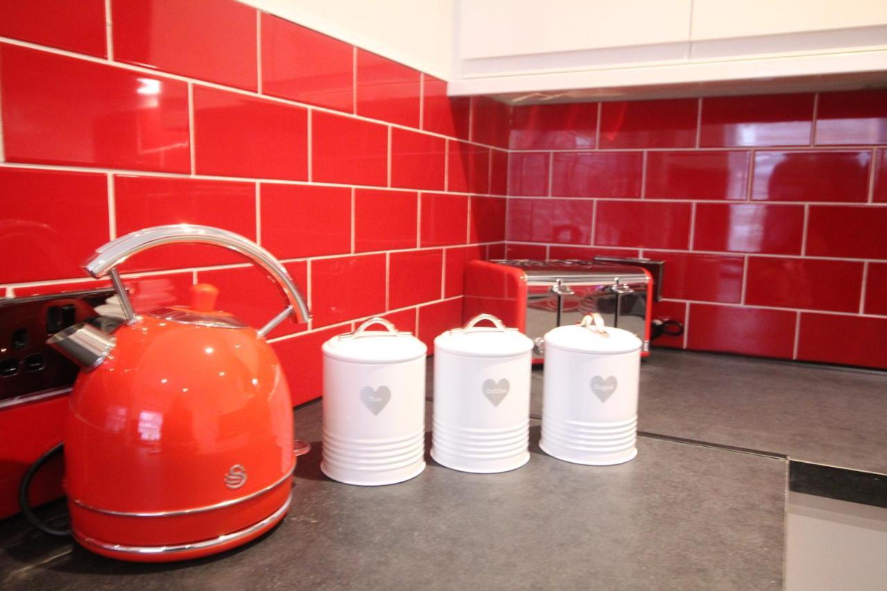 Media Manor - Fully Refurbished In 2022 - Large 6 Bedrooms, 3 Bathrooms Media Games Holiday home