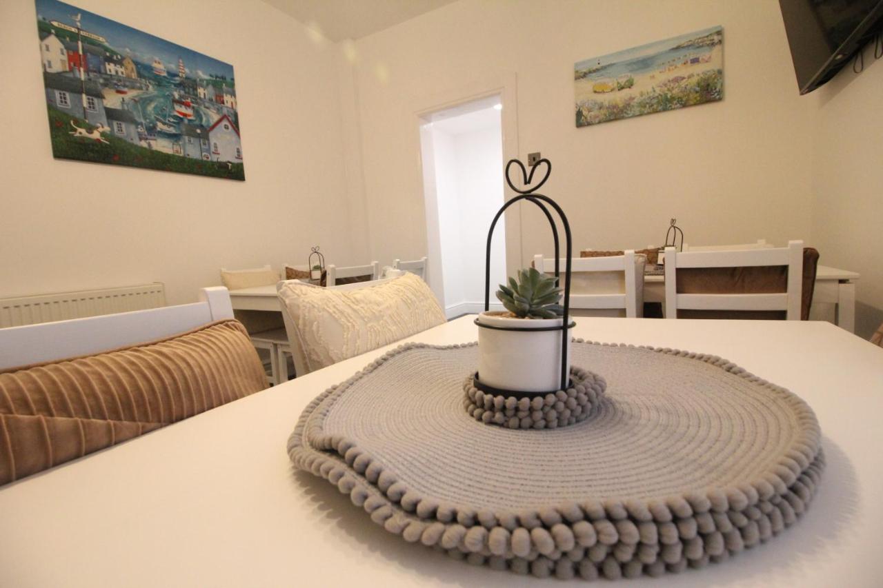 Media Manor - Fully Refurbished In 2022 - Large 6 Bedrooms, 3 Bathrooms Media Games Holiday home *