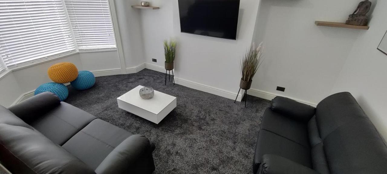 Media Manor - Fully Refurbished In 2022 - Large 6 Bedrooms, 3 Bathrooms Media Games