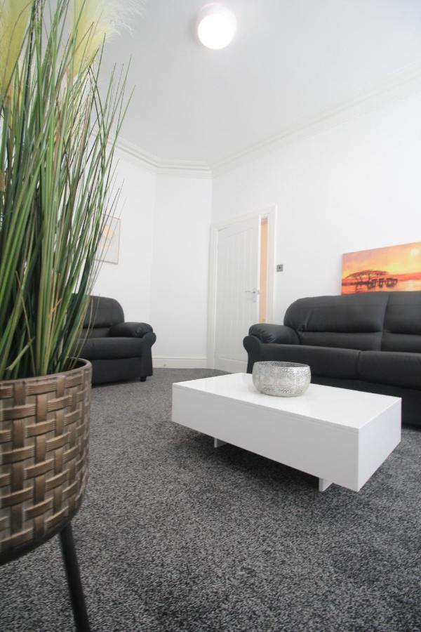 Media Manor - Fully Refurbished In 2022 - Large 6 Bedrooms, 3 Bathrooms Media Games Holiday home *