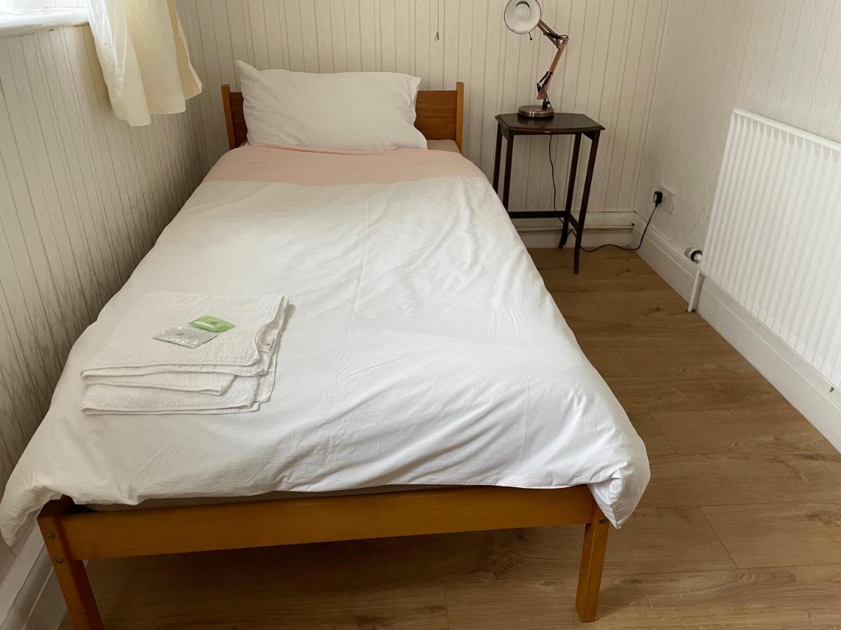 Renovated 4-bed - Sleeps 9 - Parking -
