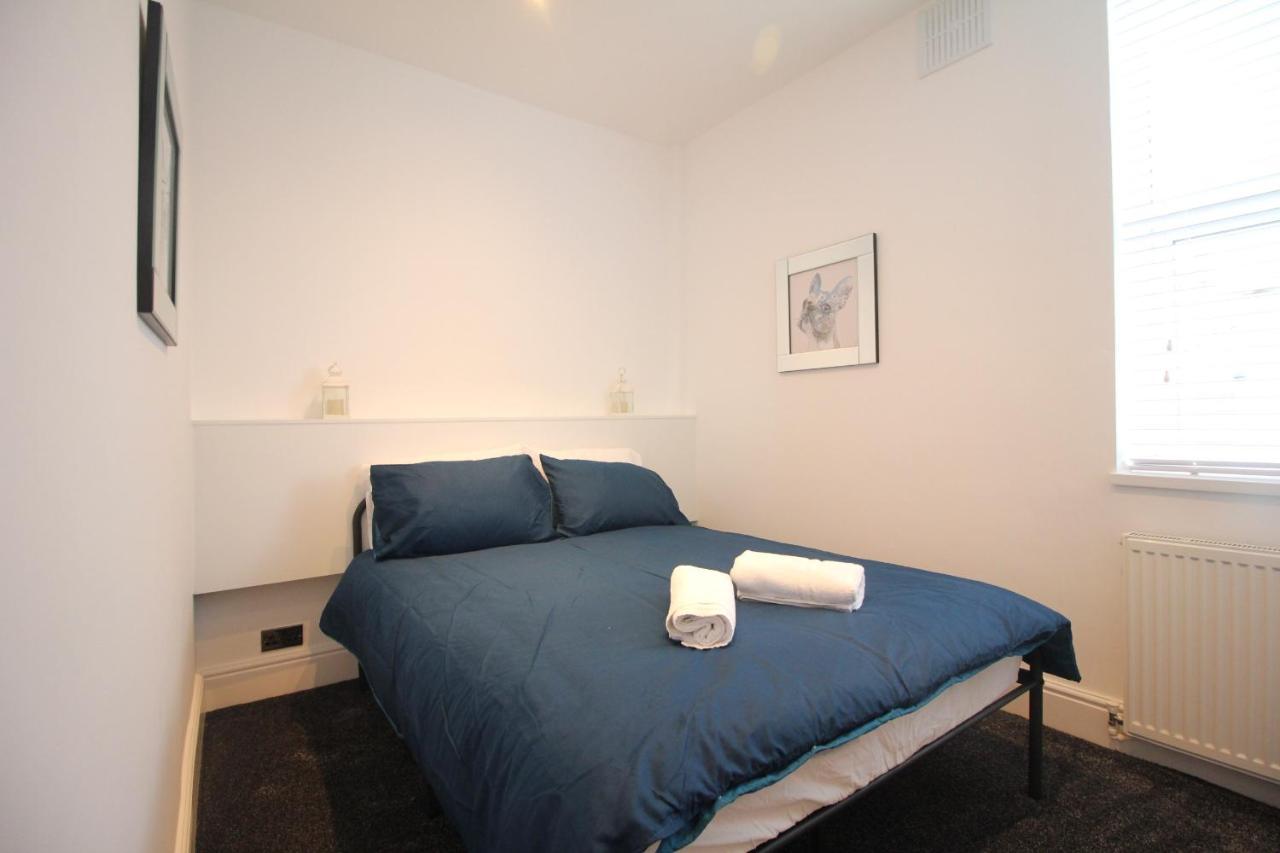 Holiday home Media Manor - Fully Refurbished In 2022 - Large 6 Bedrooms, 3 Bathrooms Media Games *