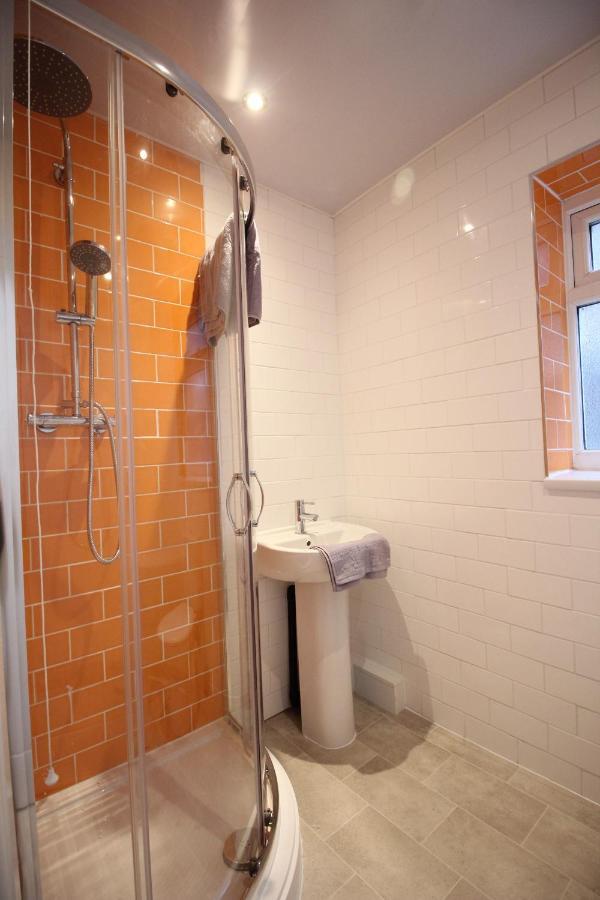 Media Manor - Fully Refurbished In 2022 - Large 6 Bedrooms, 3 Bathrooms Media Games Holiday home *