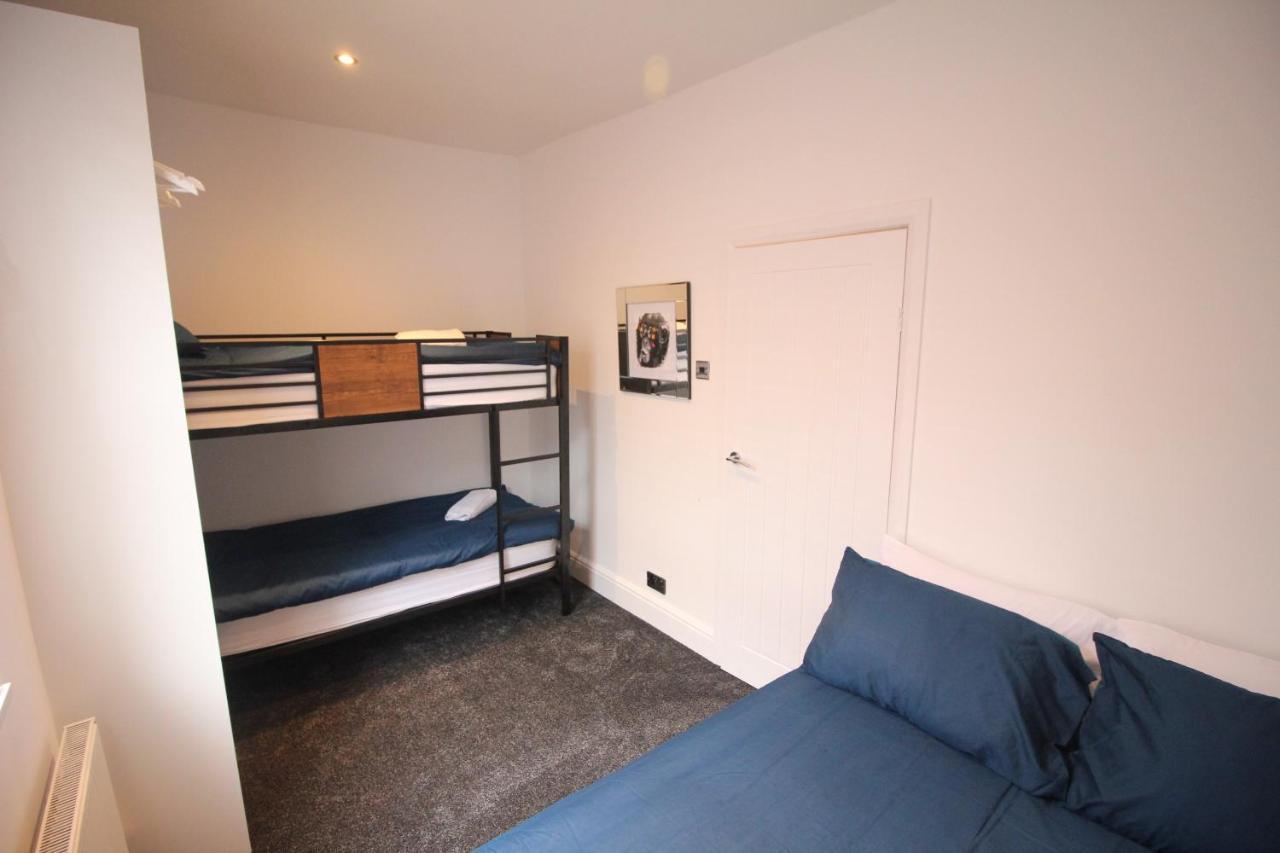 Holiday home Media Manor - Fully Refurbished In 2022 - Large 6 Bedrooms, 3 Bathrooms Media Games