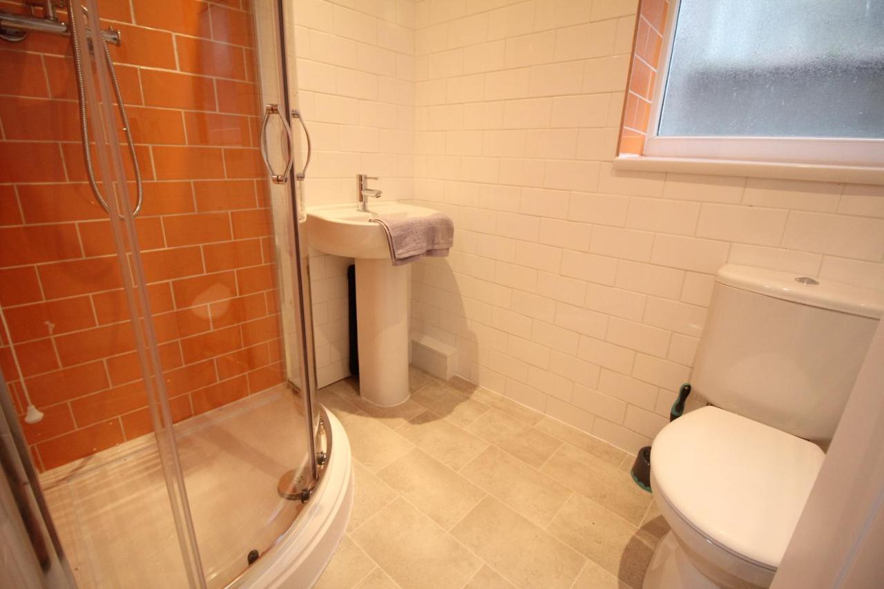 Media Manor - Fully Refurbished In 2022 - Large 6 Bedrooms, 3 Bathrooms Media Games Holiday home *