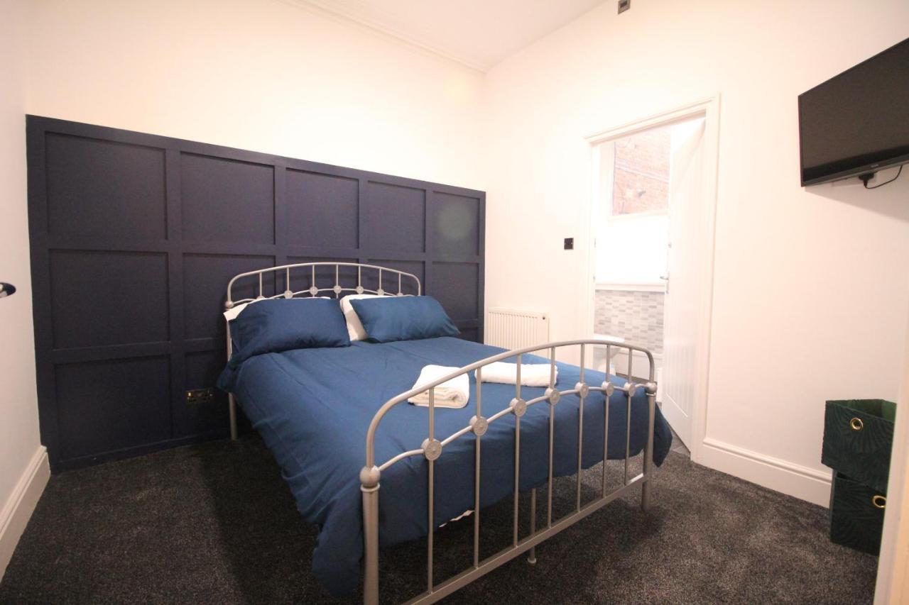 Media Manor - Fully Refurbished In 2022 - Large 6 Bedrooms, 3 Bathrooms Media Games Holiday home *
