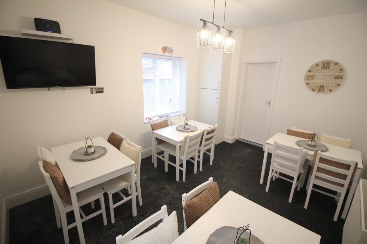 Media Manor - Fully Refurbished In 2022 - Large 6 Bedrooms, 3 Bathrooms Media Games
