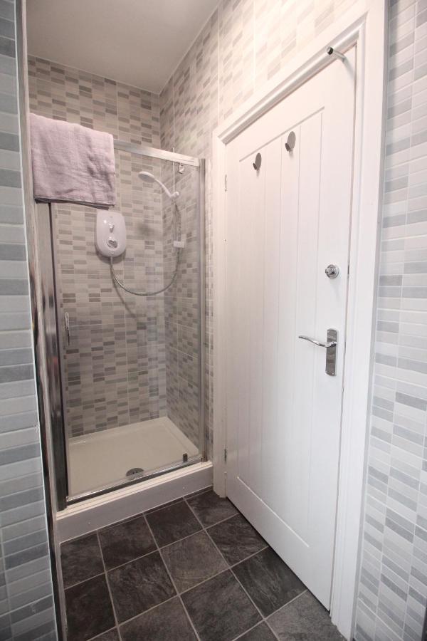 Media Manor - Fully Refurbished In 2022 - Large 6 Bedrooms, 3 Bathrooms Media Games Blackpool
