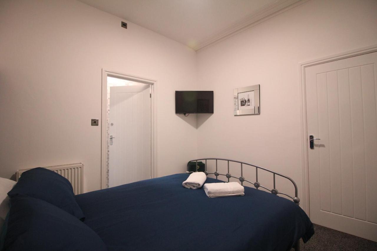 Media Manor - Fully Refurbished In 2022 - Large 6 Bedrooms, 3 Bathrooms Media Games