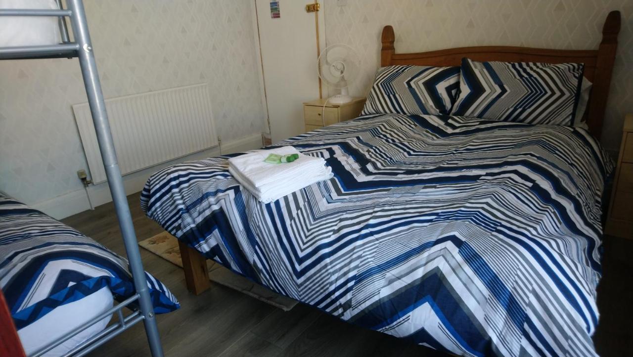 Renovated 4-bed - Sleeps 9 - Parking -