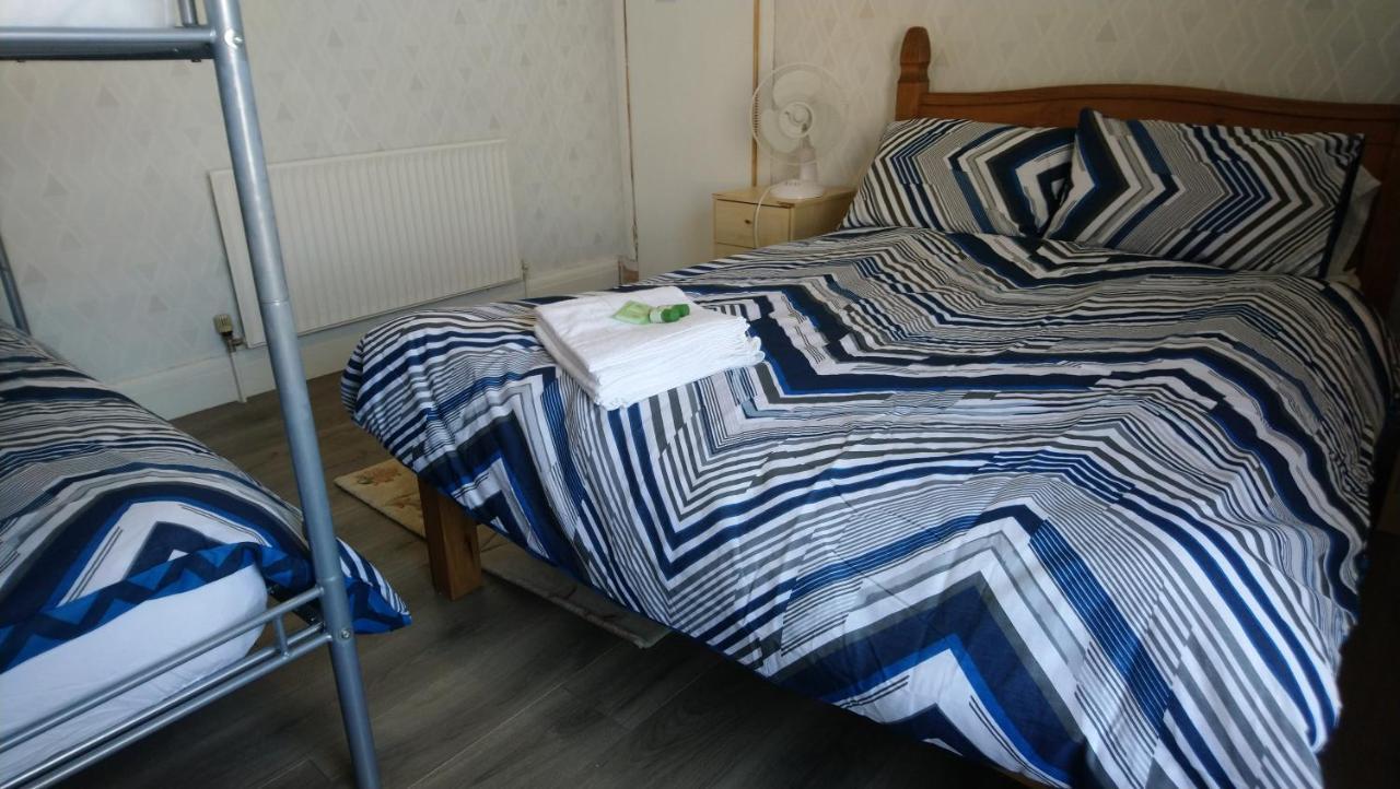 Renovated 4-bed - Sleeps 9 - Parking - *