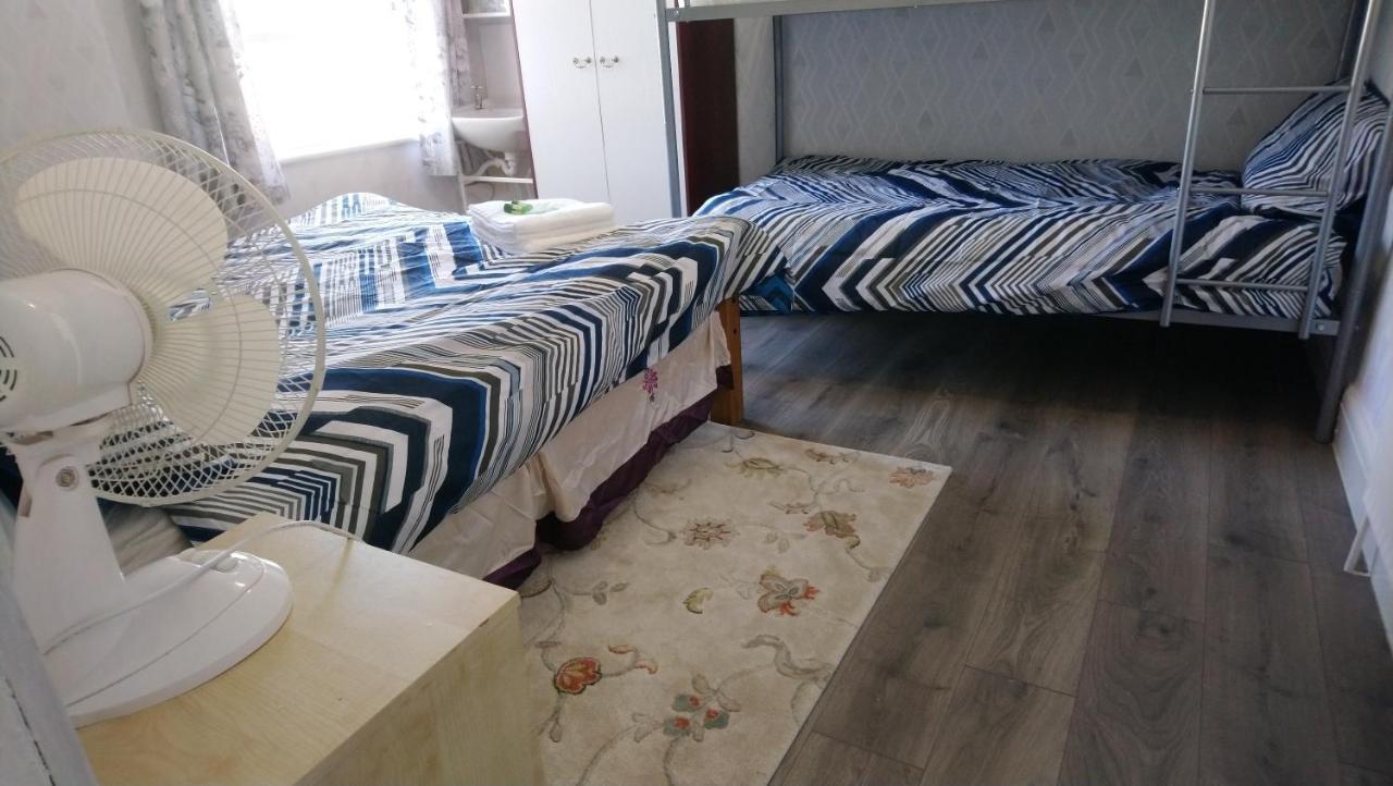 Renovated 4-bed - Sleeps 9 - Parking - Holiday home *