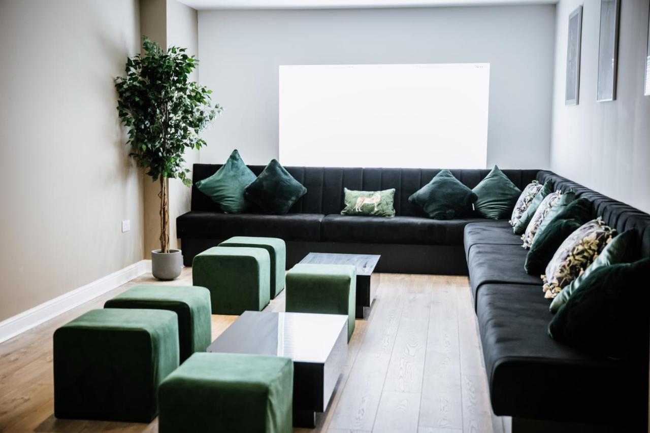 Modern House Sleeps 18 Or Perfect For Large Family. Holiday home