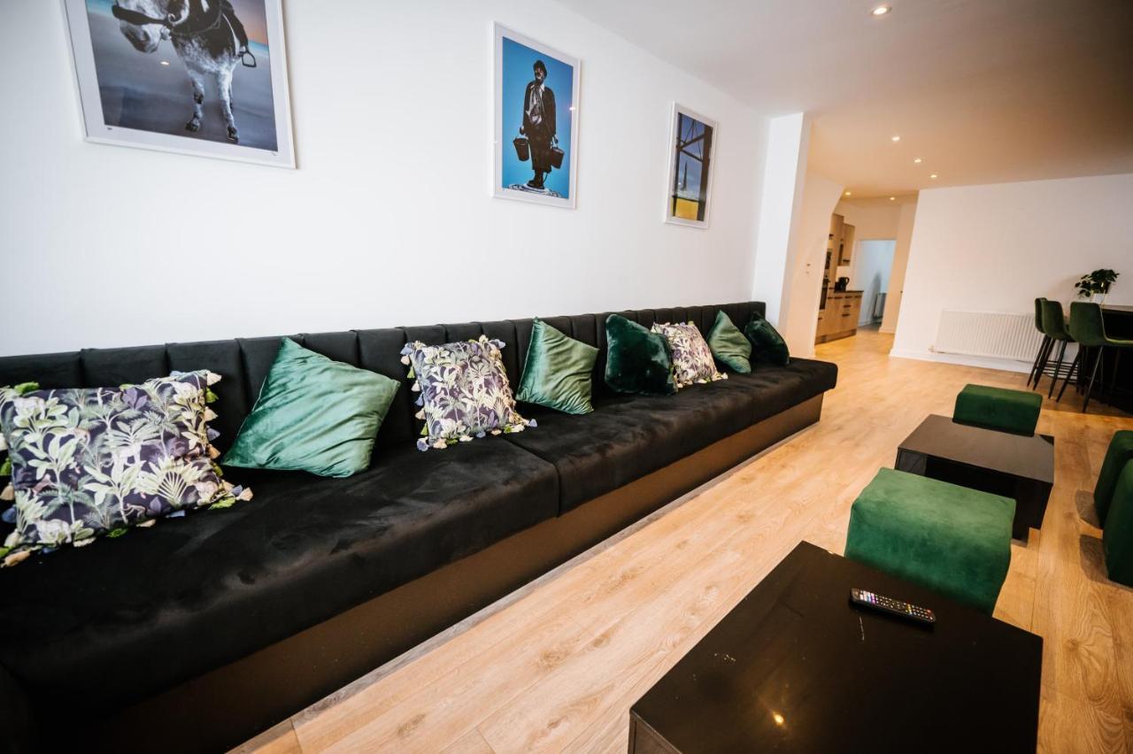 Modern House Sleeps 18 Or Perfect For Large Family. Holiday home