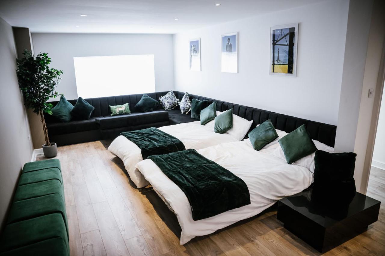 Modern House Sleeps 18 Or Perfect For Large Family. Holiday home *