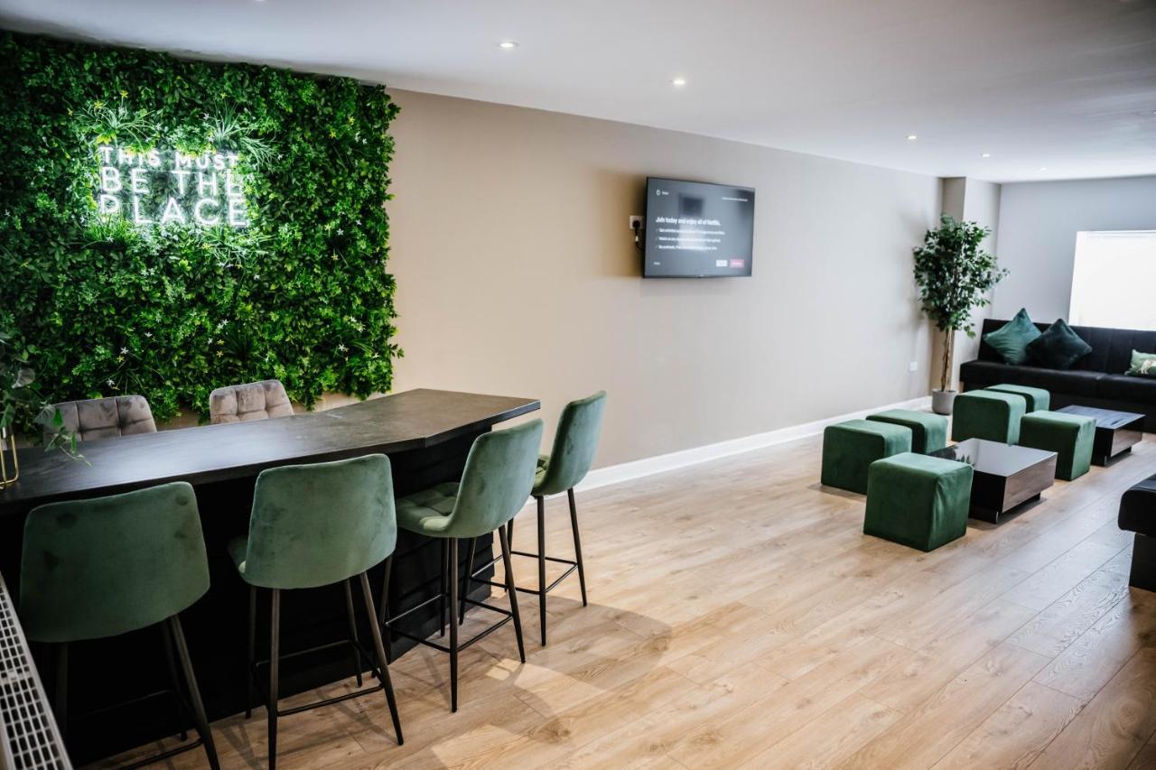 Modern House Sleeps 18 Or Perfect For Large Family. Blackpool