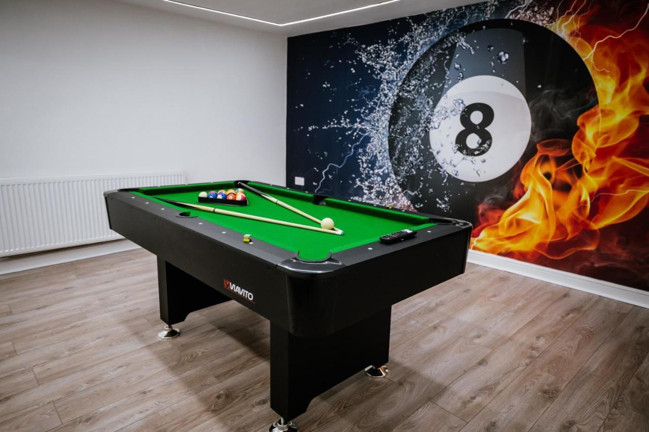 Modern House Sleeps 18 Or Perfect For Large Family. Holiday home *