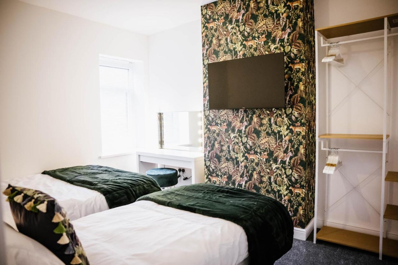 Modern House Sleeps 18 Or Perfect For Large Family. Holiday home *