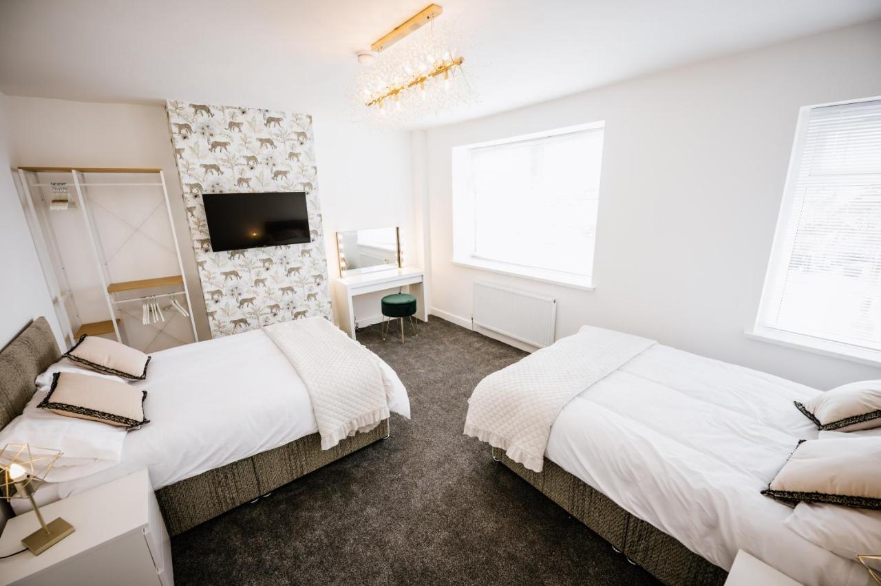 Modern House Sleeps 18 Or Perfect For Large Family. Blackpool
