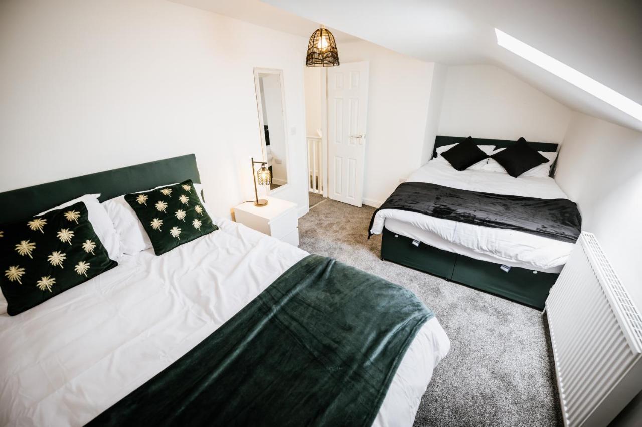 Modern House Sleeps 18 Or Perfect For Large Family. Holiday home *