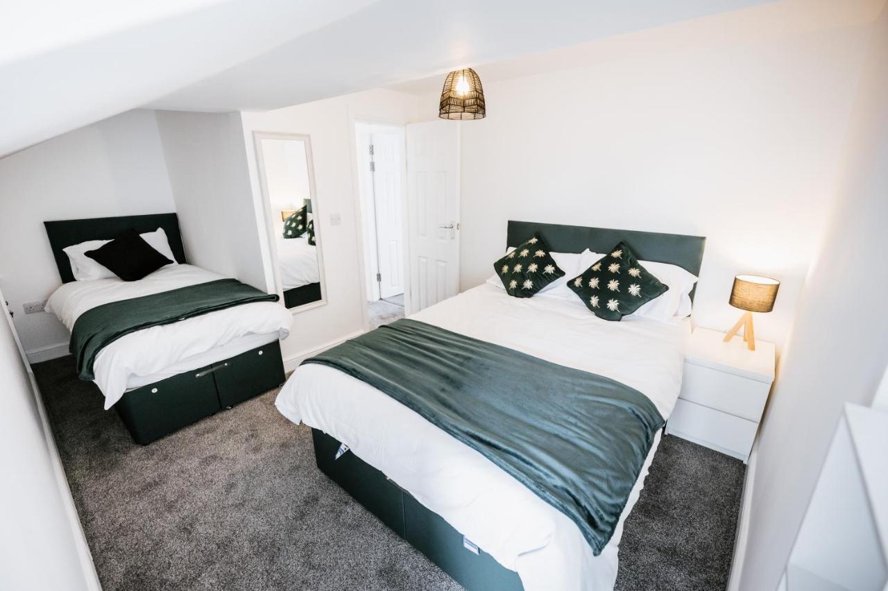 Modern House Sleeps 18 Or Perfect For Large Family. Holiday home Blackpool
