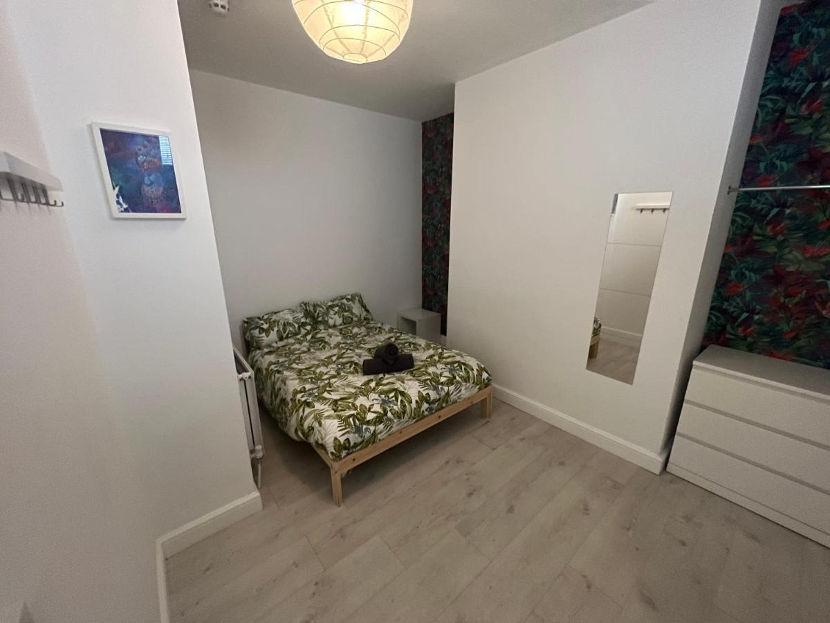 Tropical Apartment, 10 Min From Tower, Outside Space, Sleeps 12 Apartment
