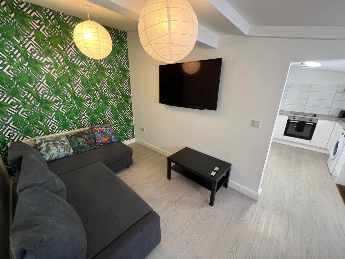 Apartment Tropical Apartment, 10 Min From Tower, Outside Space, Sleeps 12 Blackpool