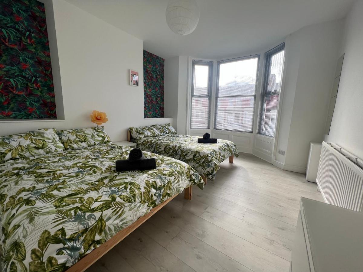 Tropical Apartment, 10 Min From Tower, Outside Space, Sleeps 12 * Blackpool