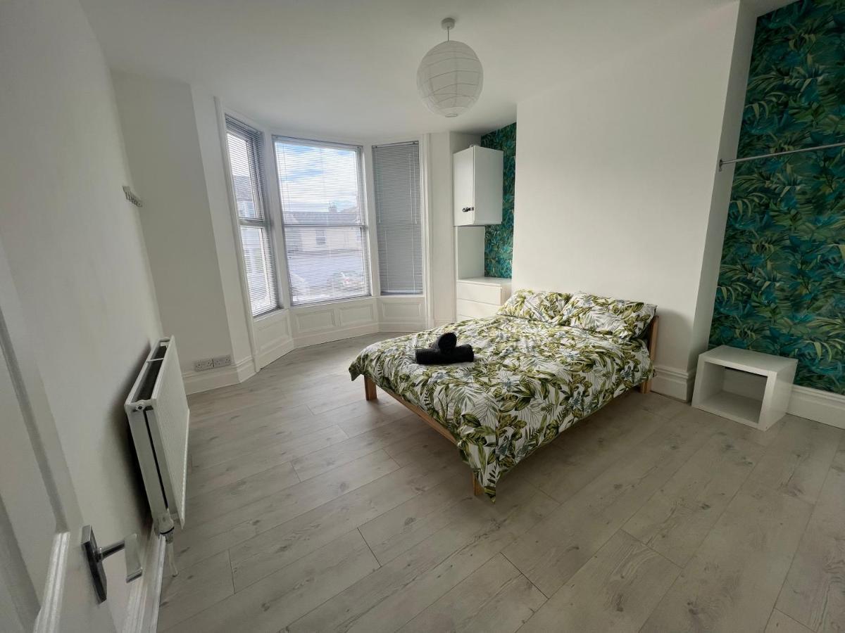 Tropical Apartment, 10 Min From Tower, Outside Space, Sleeps 12 Apartment Blackpool