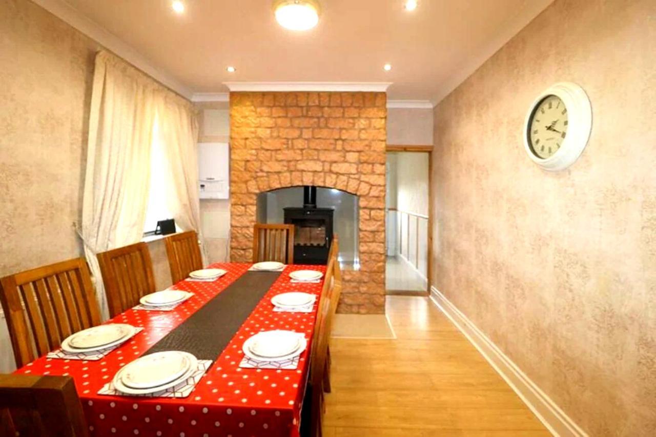 Cheerful 4-bedroom Close To The Sea Blackpool