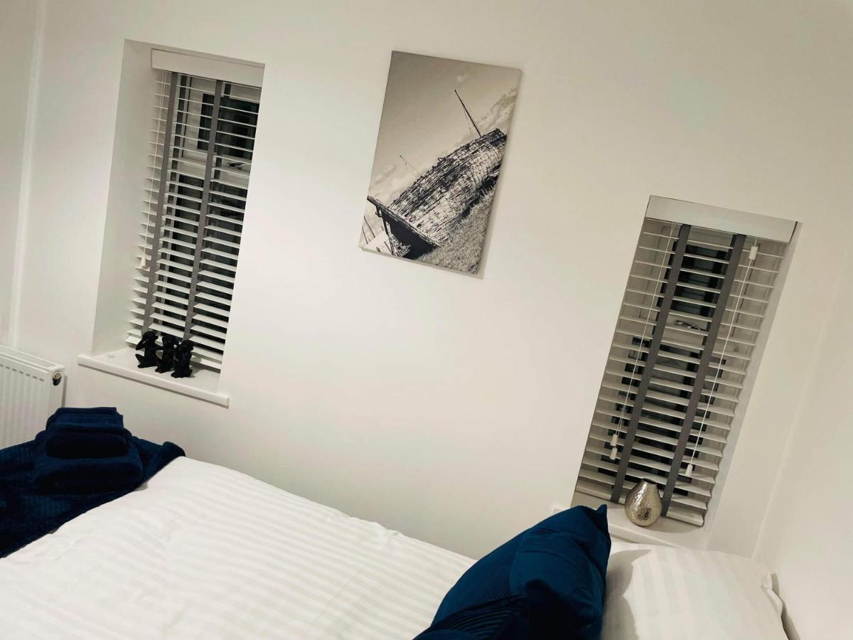Luxury 3 Bed Sleeps 6-8 Apartment *