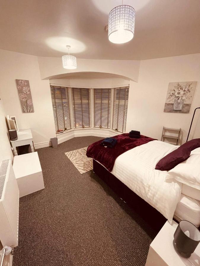Luxury 3 Bed Sleeps 6-8 * Blackpool