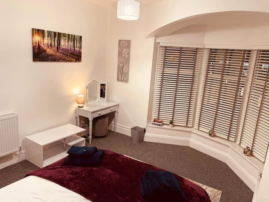 Luxury 3 Bed Sleeps 6-8 Apartment *