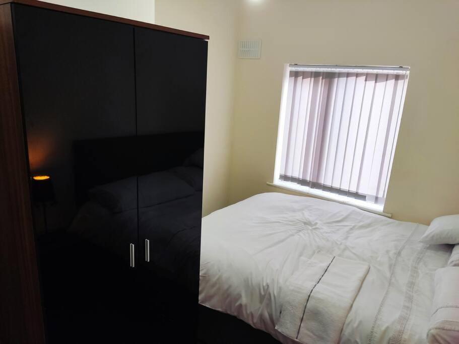 Cheerful 2-bedroom With Off Street Parking Apartment