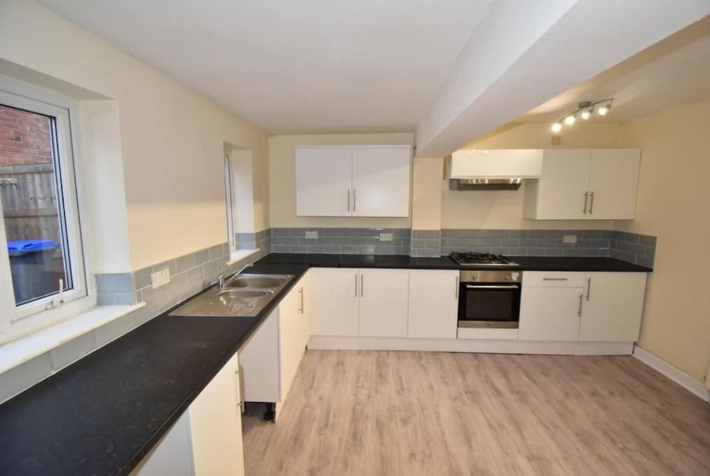 Cheerful 2-bedroom With Off Street Parking Blackpool