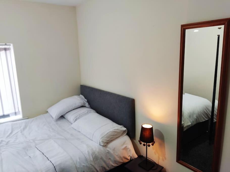 Cheerful 2-bedroom With Off Street Parking Apartment