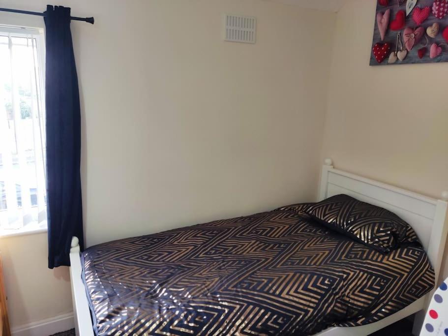 Cheerful 2-bedroom With Off Street Parking *