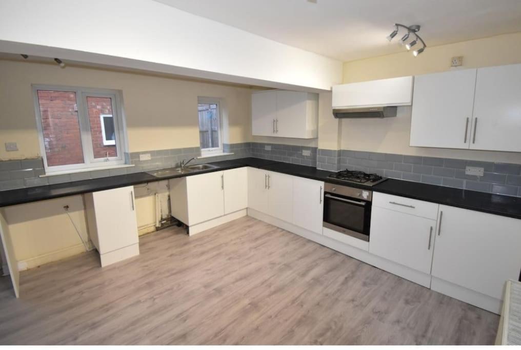 Cheerful 2-bedroom With Off Street Parking Apartment Blackpool