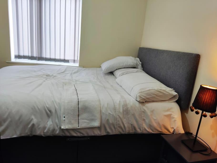 Apartment Cheerful 2-bedroom With Off Street Parking *