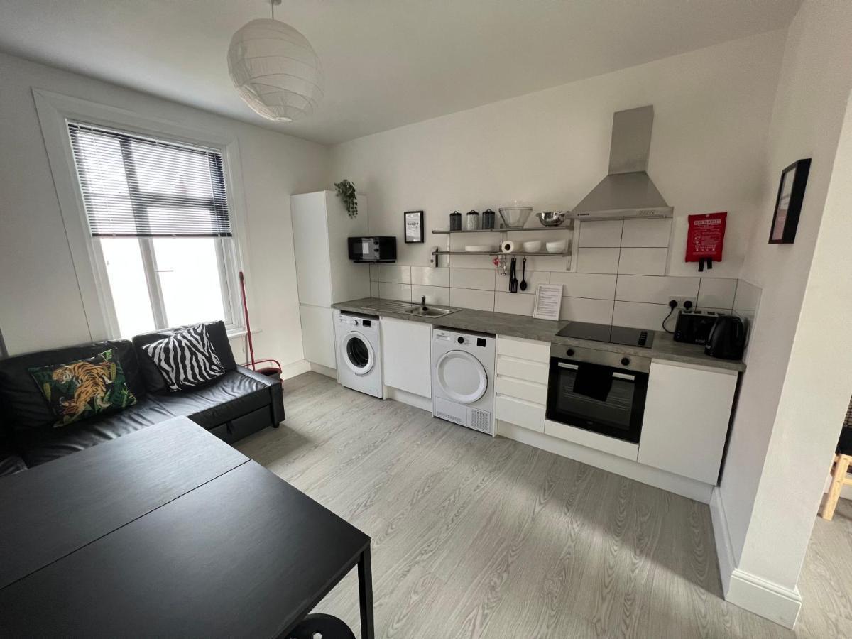 Safari Apartment, Free Parking, 10min Walk To Tower, Sleeps 12 *