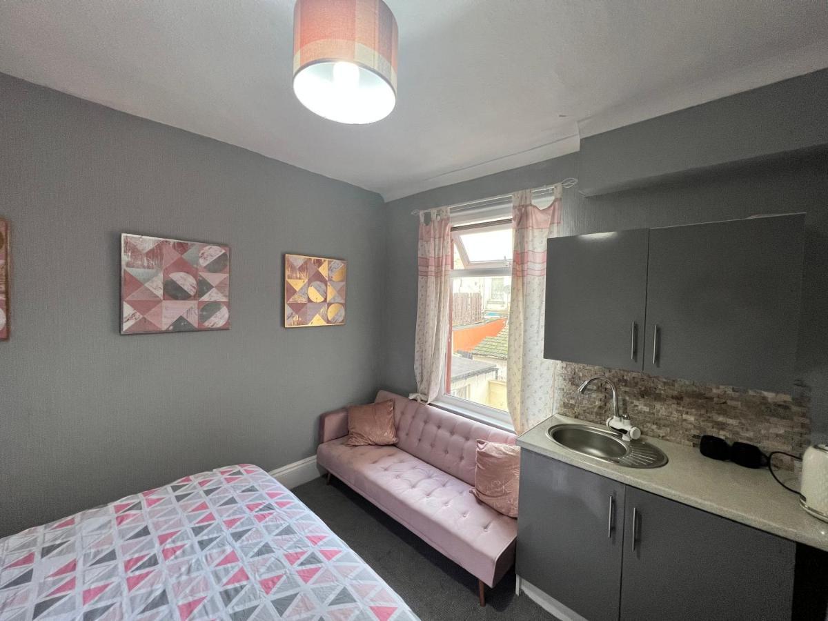 Kirkstead Guesthouse, Pet Friendly Available, Everyone Welcome * Blackpool