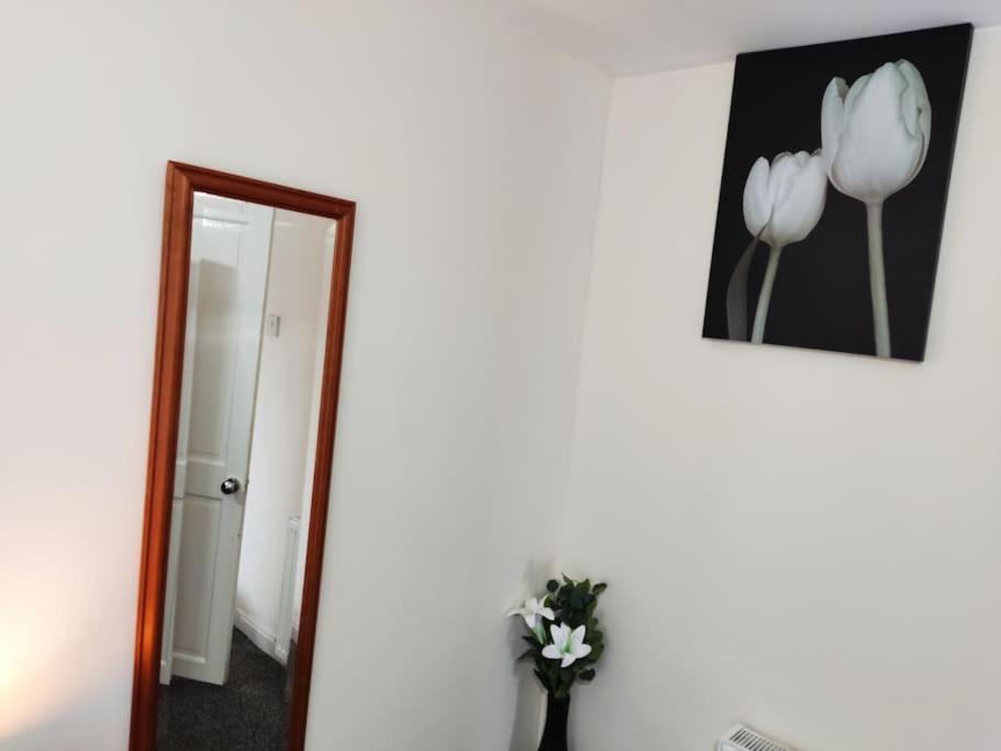 Apartment Cheerful 2-bedroom With Off Street Parking *