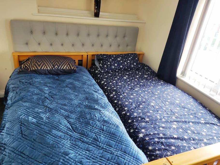 Cheerful 2-bedroom With Off Street Parking * Blackpool