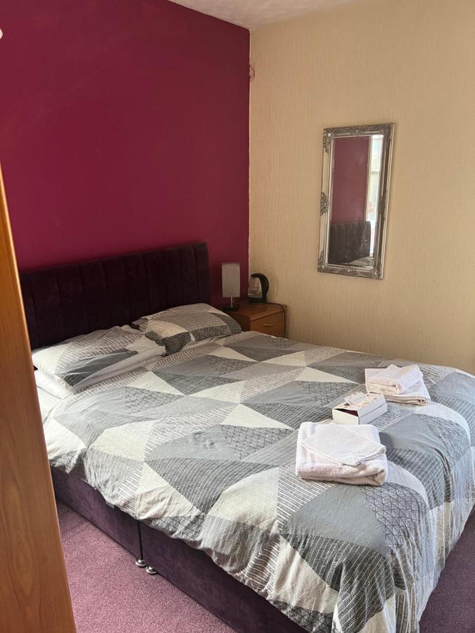 Kirkstead Guesthouse, Pet Friendly Available, Everyone Welcome * Blackpool