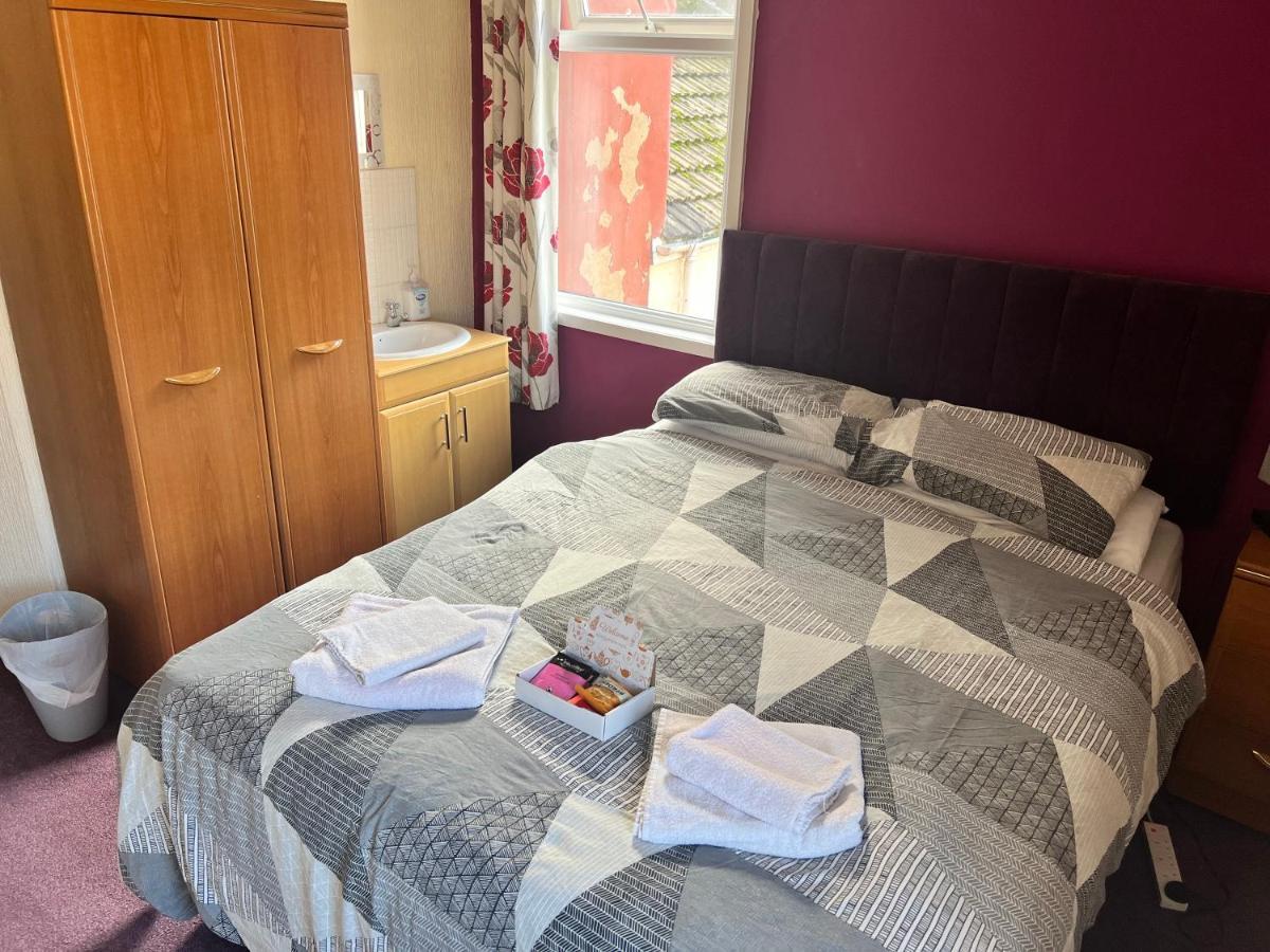Kirkstead Guesthouse, Pet Friendly Available, Everyone Welcome Guest house Blackpool