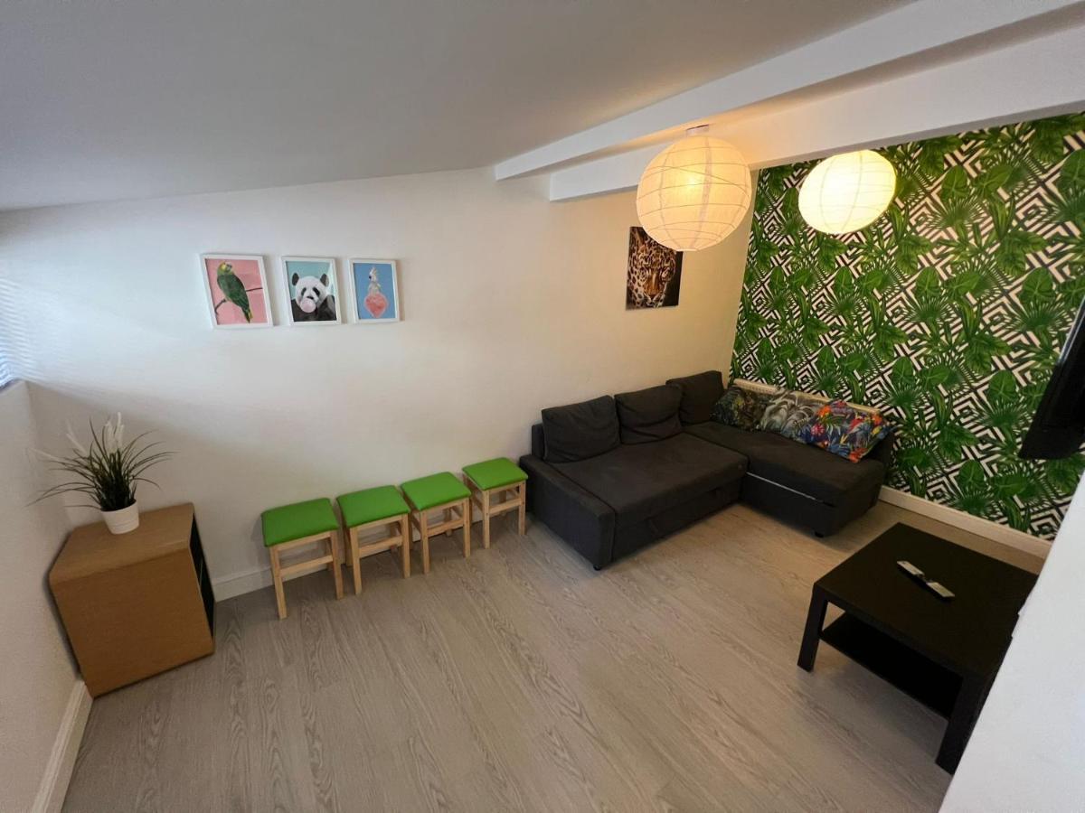 Tropical Apartment, 10 Min From Tower, Outside Space, Sleeps 12 Blackpool