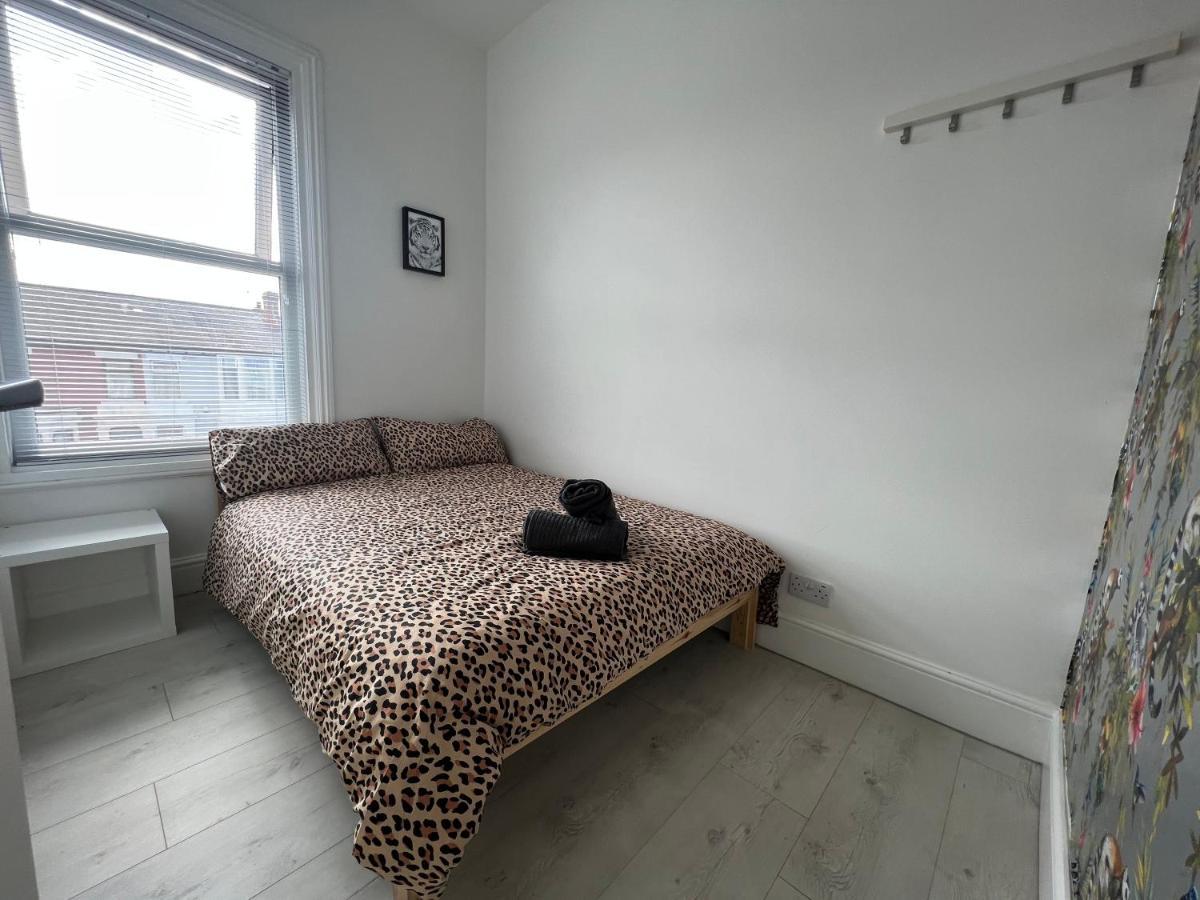 Safari Apartment, Free Parking, 10min Walk To Tower, Sleeps 12 Blackpool