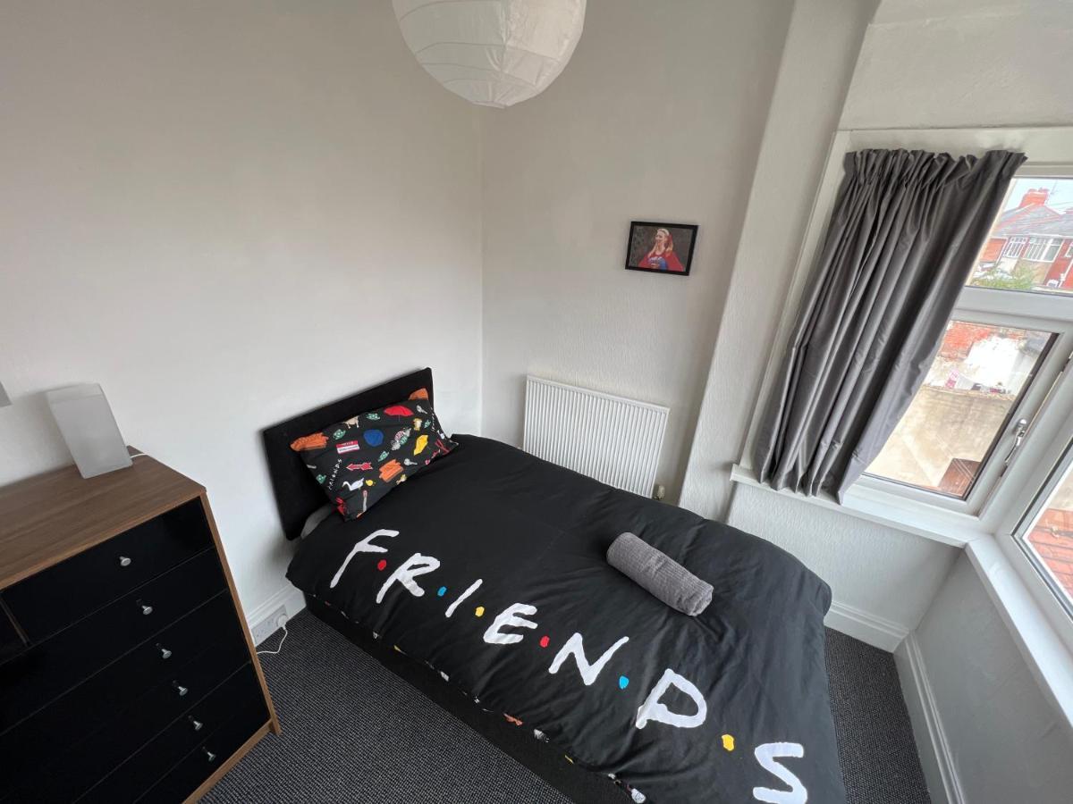 Friends House, Hot Tub, Sleeps 6 Holiday home